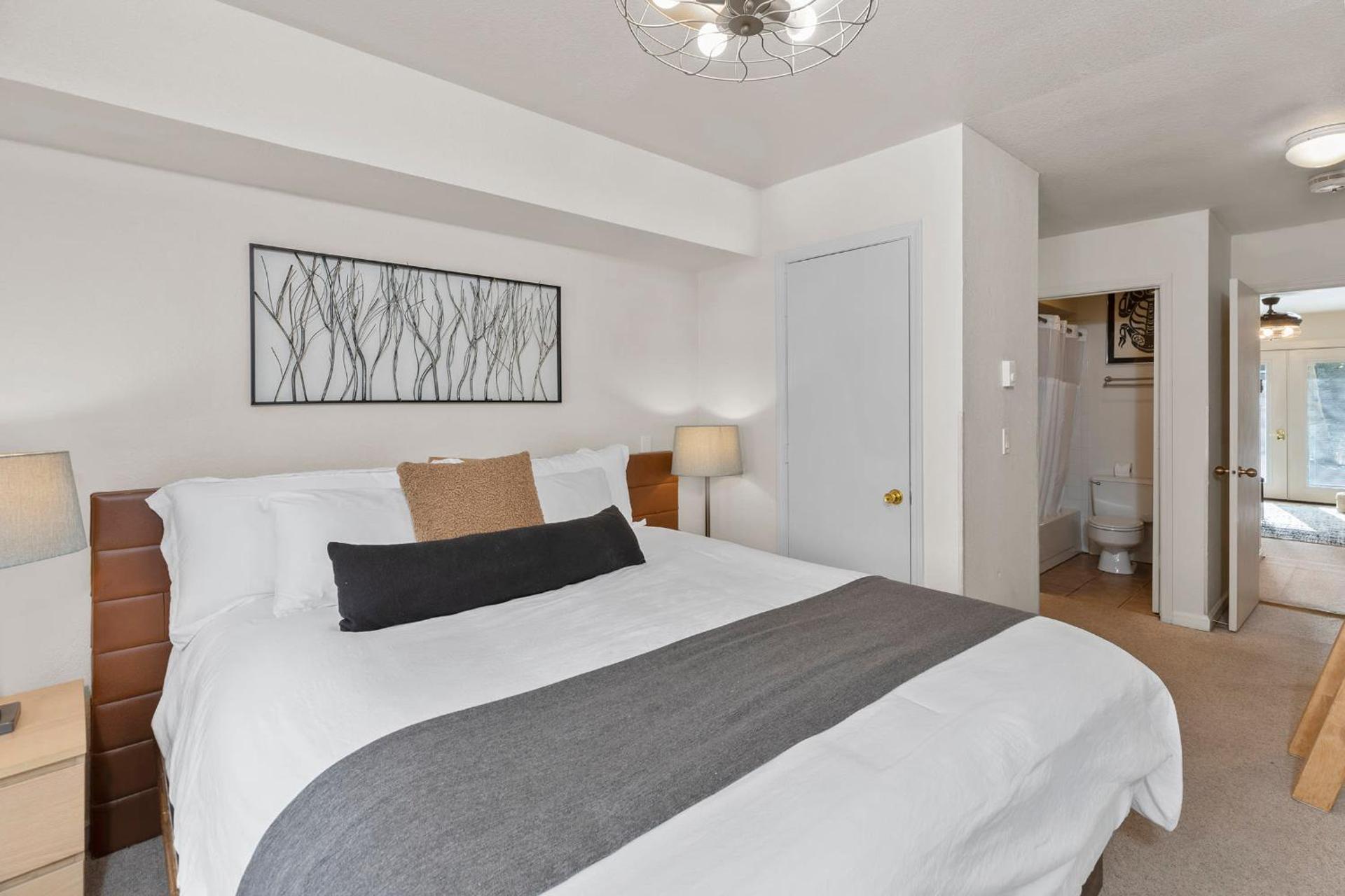 Lift 7 and Gondola 1block SaltWaterPoolHottub and Riverview