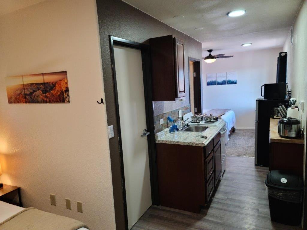 069B Comfortable Suite with Kitchenette and King Bed near South Rim sleeps 4