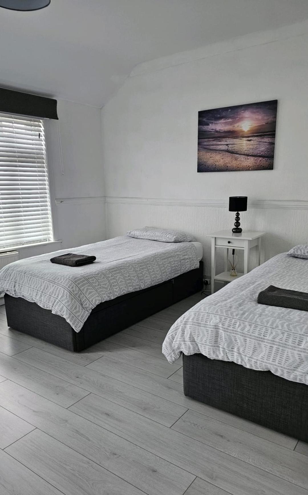 The Crescent, 3 bed house with 2-3 parking spaces, great for contractors and family