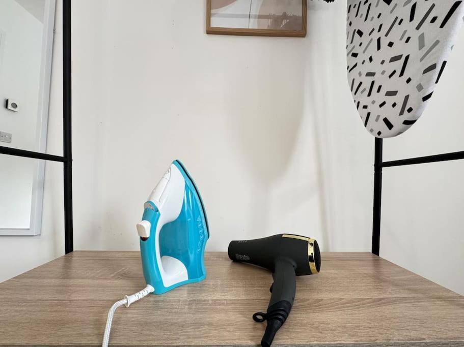 Modern 2 Bedroom Home In Central Location with 3 Beds and Free Driveway Parking