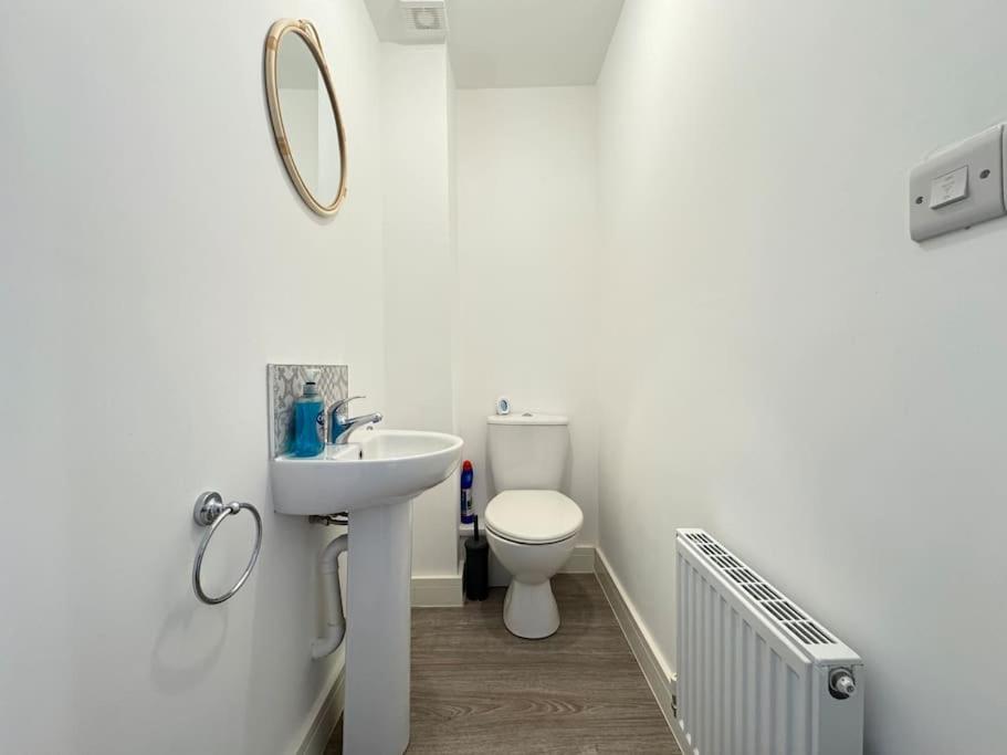 Modern 2 Bedroom Home In Central Location with 3 Beds and Free Driveway Parking