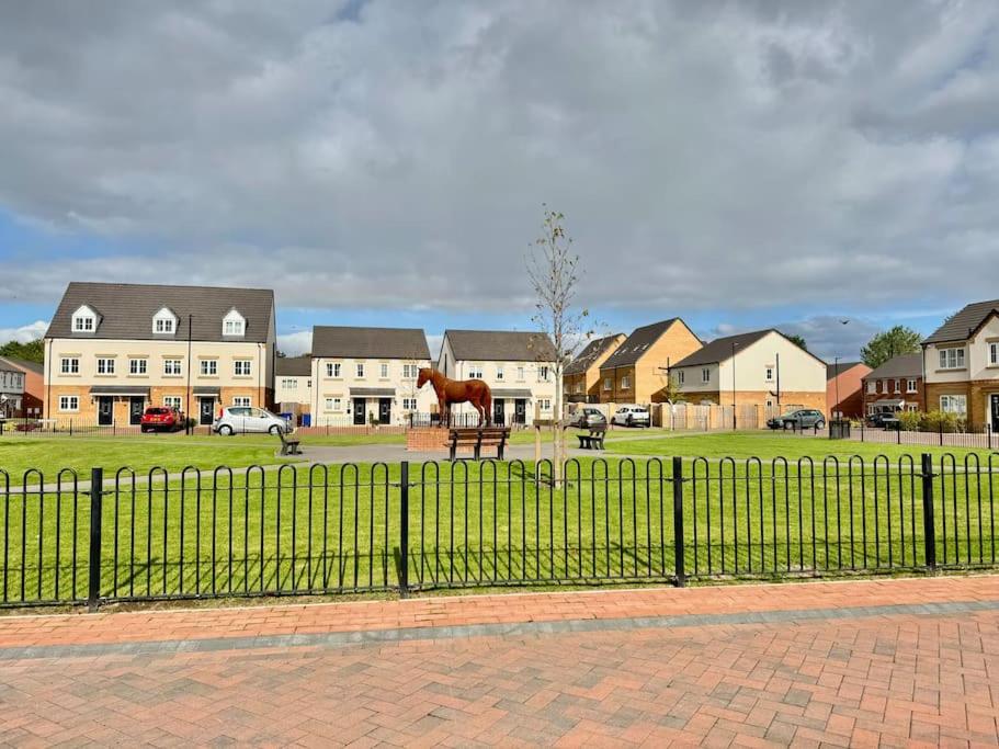 Modern 2 Bedroom Home In Central Location with 3 Beds and Free Driveway Parking