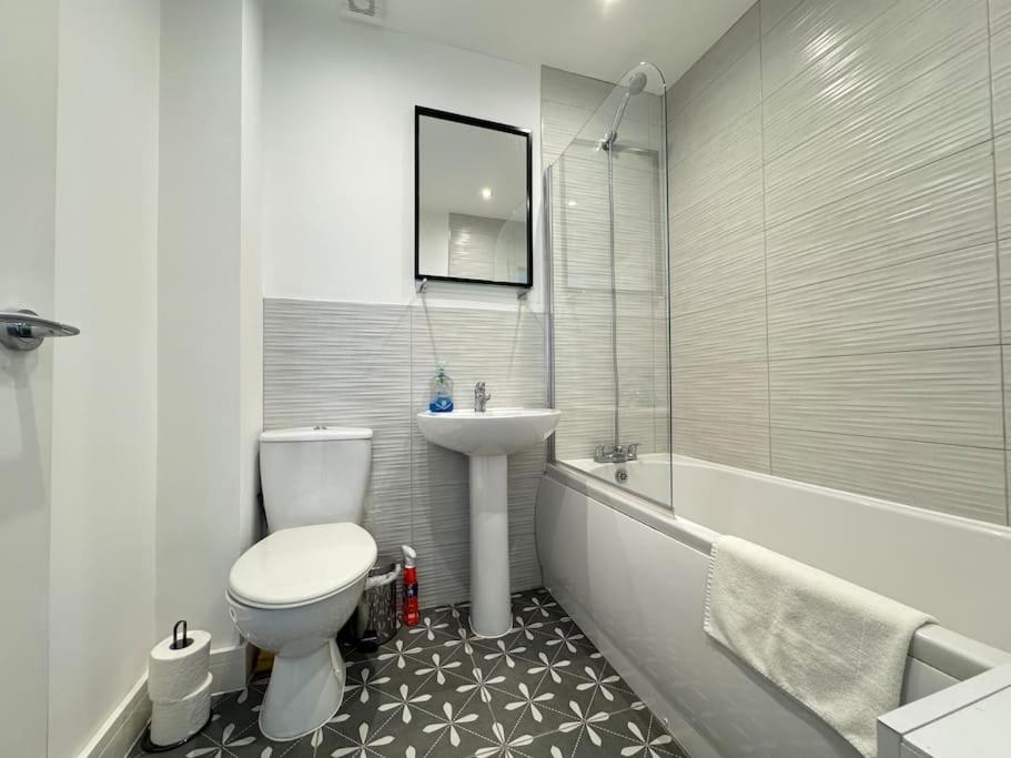 Modern 2 Bedroom Home In Central Location with 3 Beds and Free Driveway Parking