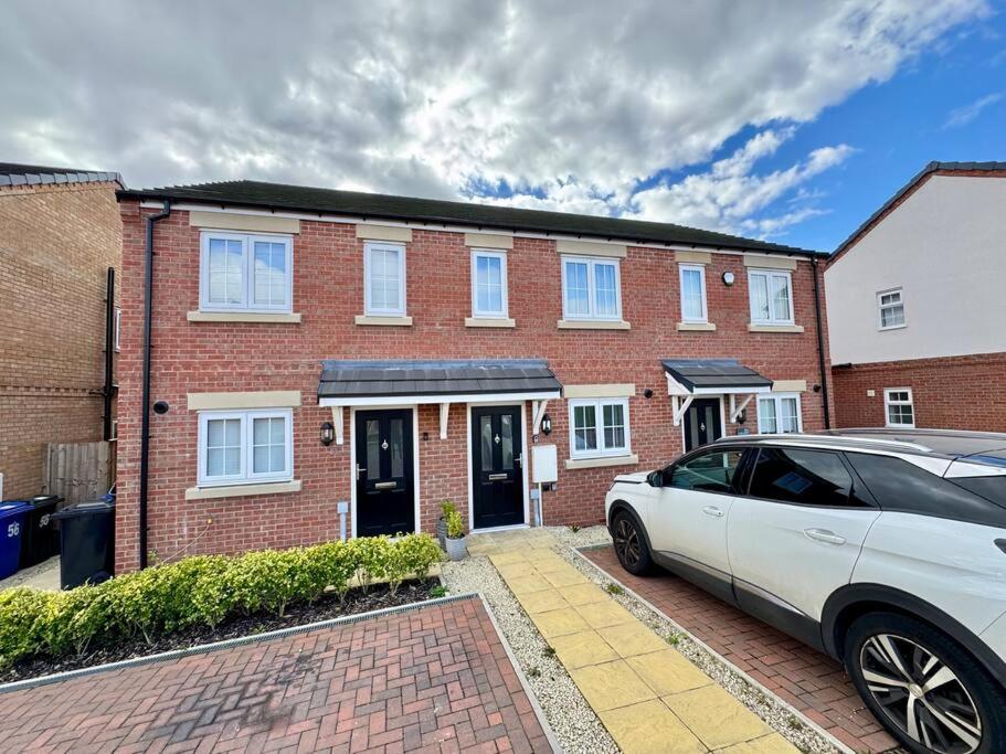 Modern 2 Bedroom Home In Central Location with 3 Beds and Free Driveway Parking