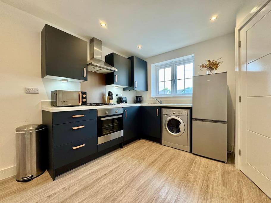 Modern 2 Bedroom Home In Central Location with 3 Beds and Free Driveway Parking