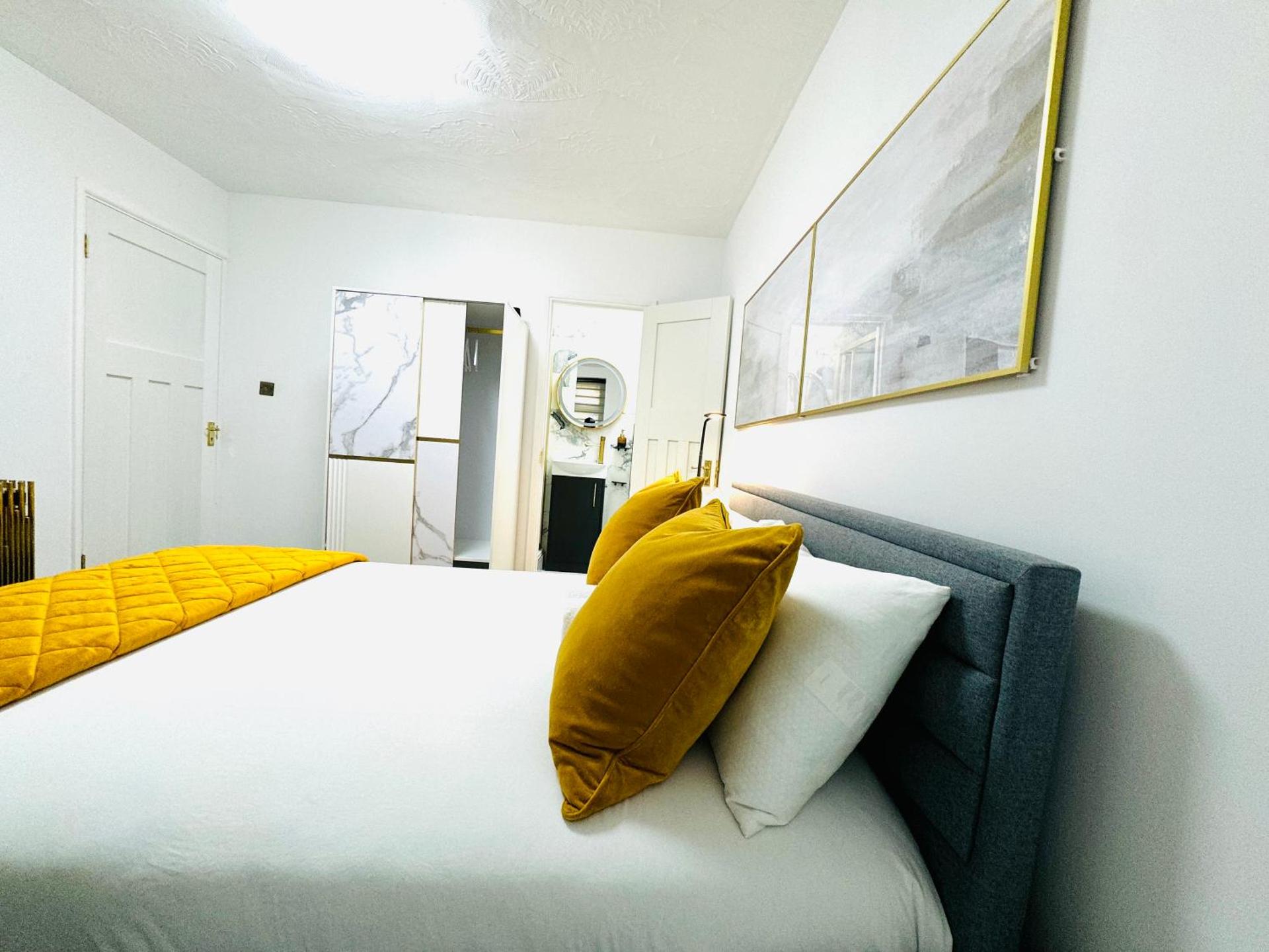 Ensuite Luxury Bedroom In Purfleet