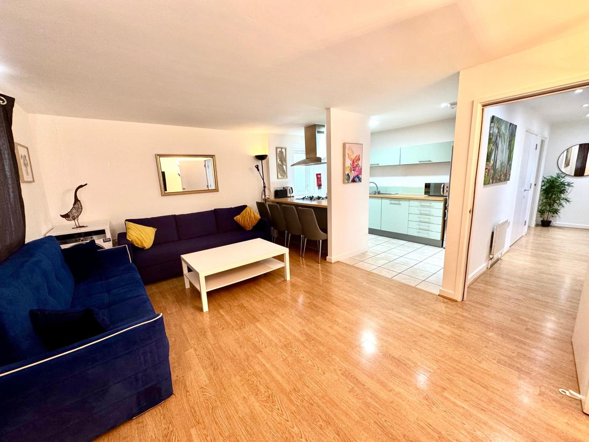 2 Bed, 2 Bath, Ground Floor Whole Apartment with Parking, Near Central London & Stratford, Close to Station, Zone 2