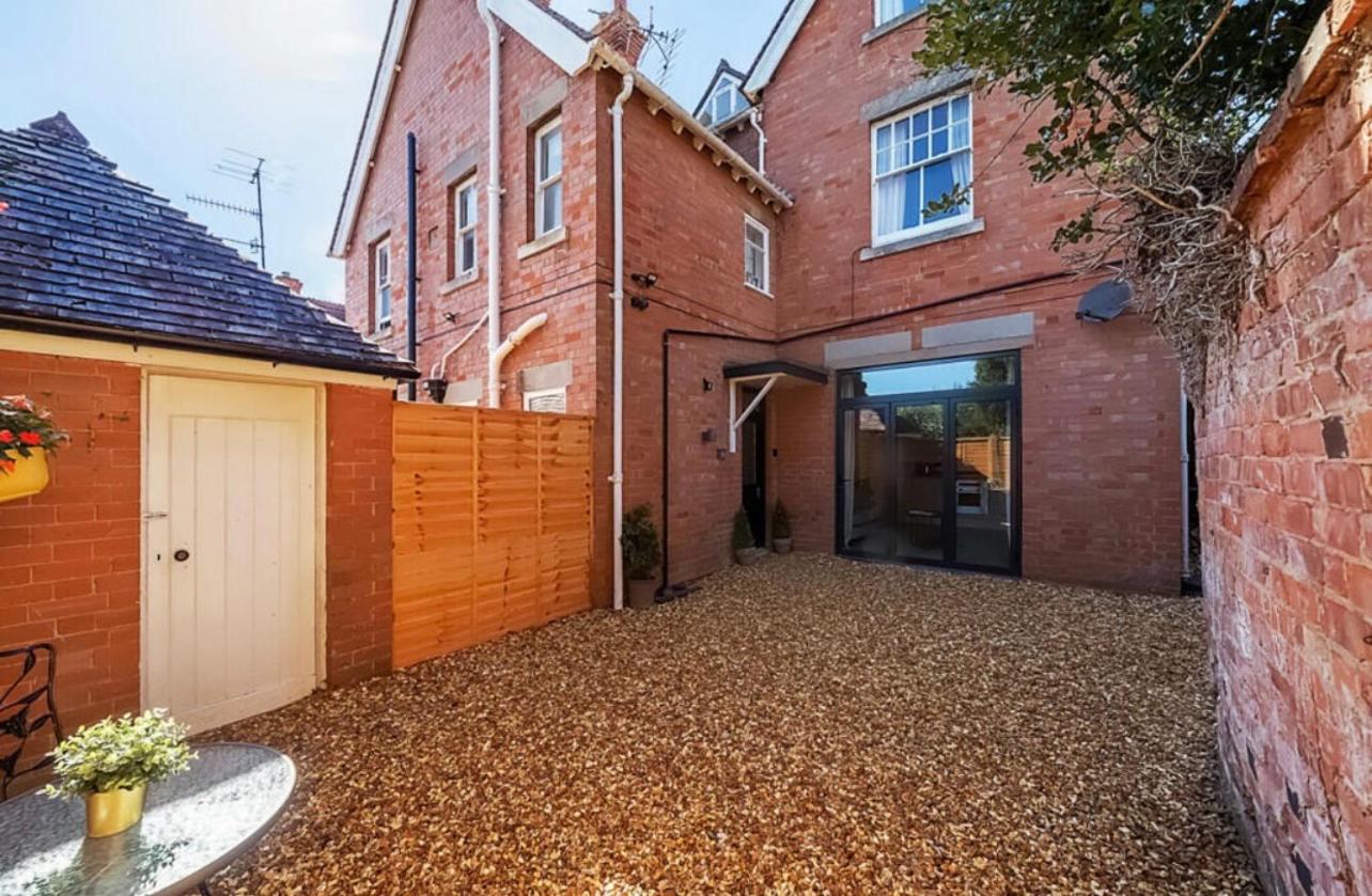 Freshly decorated 2 bedroom apartment 10 mins from Cotswolds Child Friendly Great location with plenty of nearby free parking freestanding bath and outdoor private terrace area