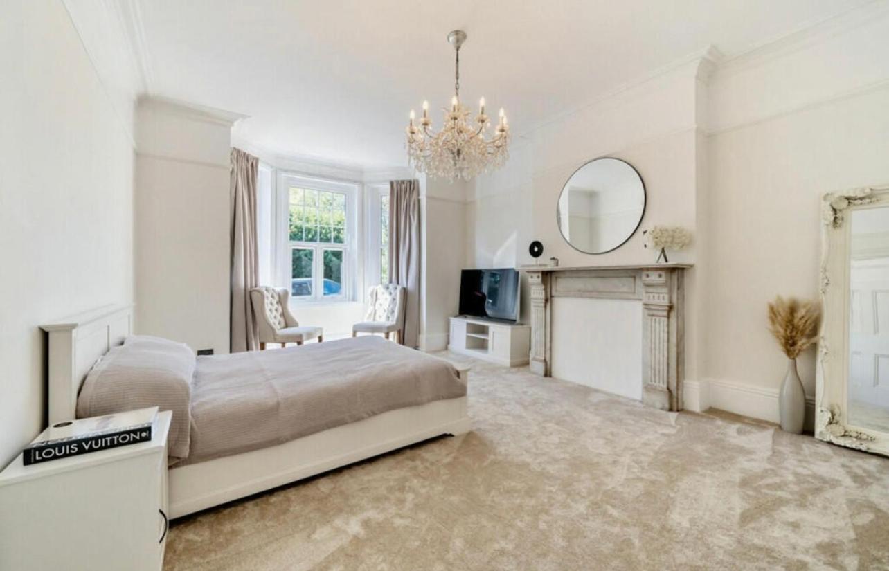 Freshly decorated 2 bedroom apartment 10 mins from Cotswolds Child Friendly Great location with plenty of nearby free parking freestanding bath and outdoor private terrace area