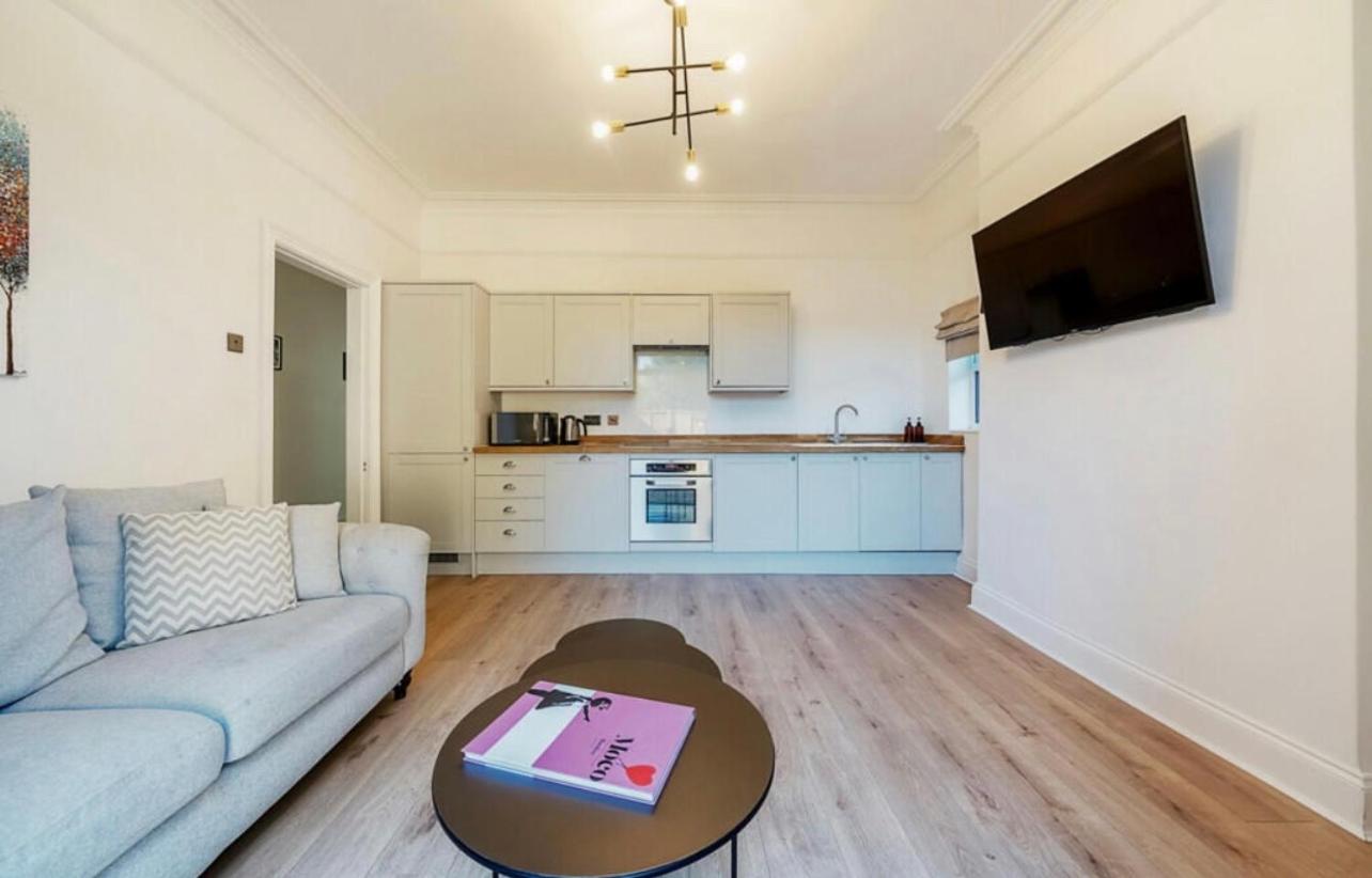 Freshly decorated 2 bedroom apartment 10 mins from Cotswolds Child Friendly Great location with plenty of nearby free parking freestanding bath and outdoor private terrace area