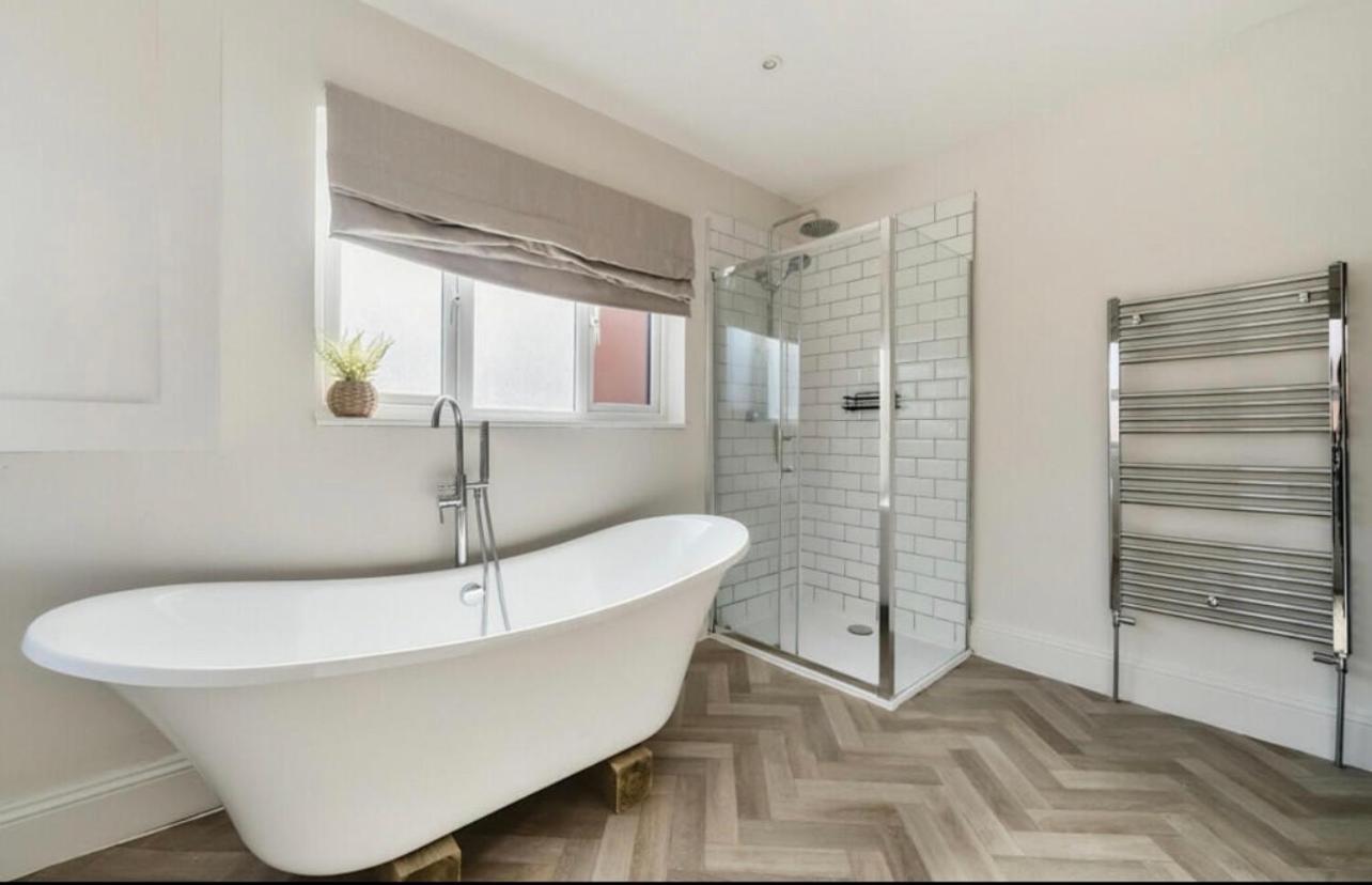 Freshly decorated 2 bedroom apartment 10 mins from Cotswolds Child Friendly Great location with plenty of nearby free parking freestanding bath and outdoor private terrace area