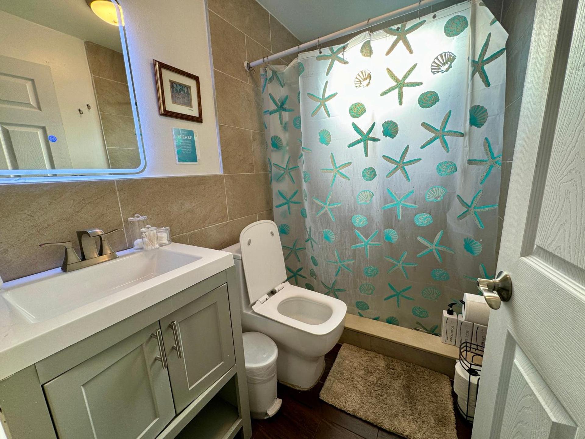 Private Rooms at Miami Centrally Located with free Parking