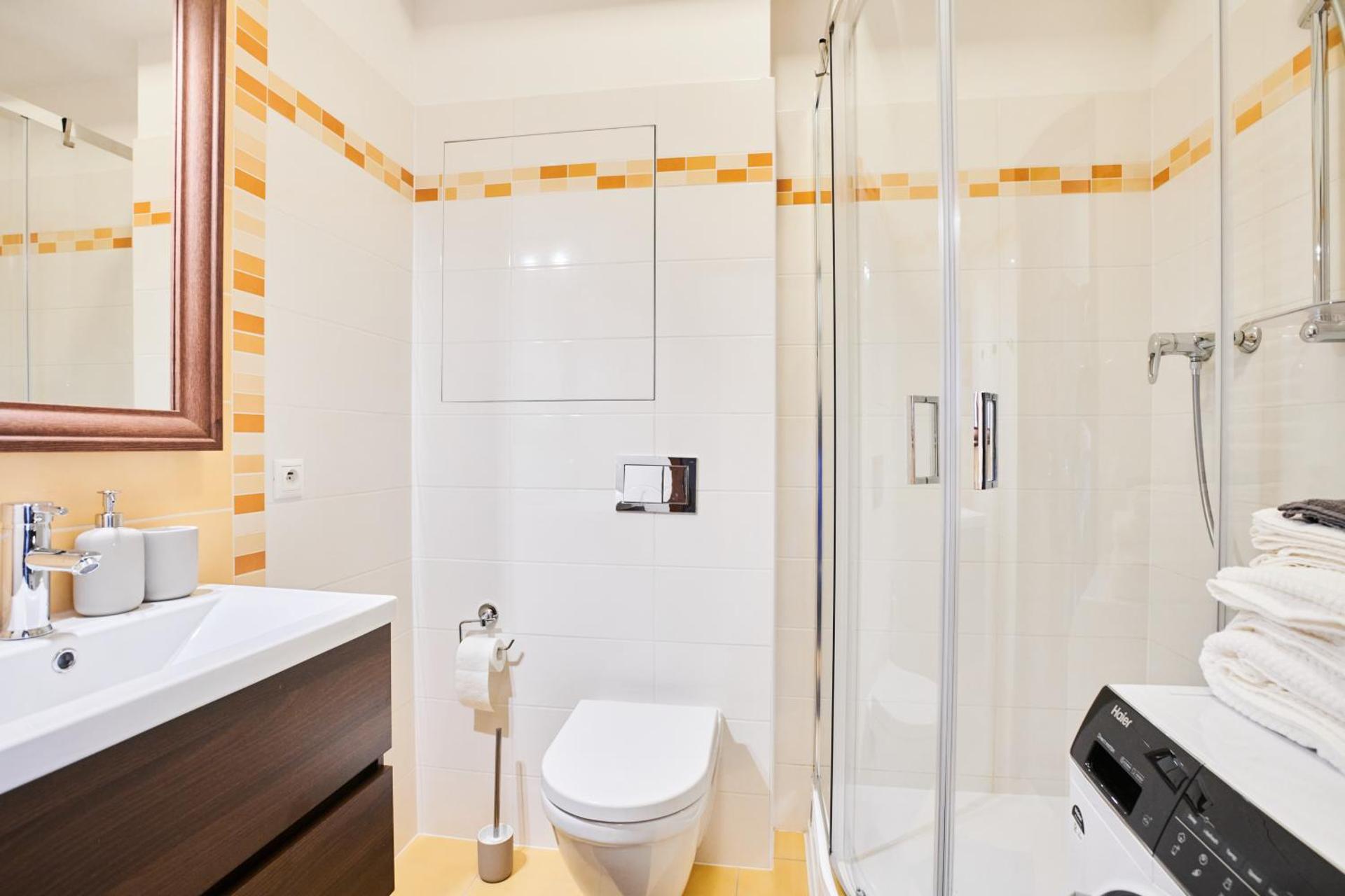 High-Sky O2 arena Apartment with garage parking and AC