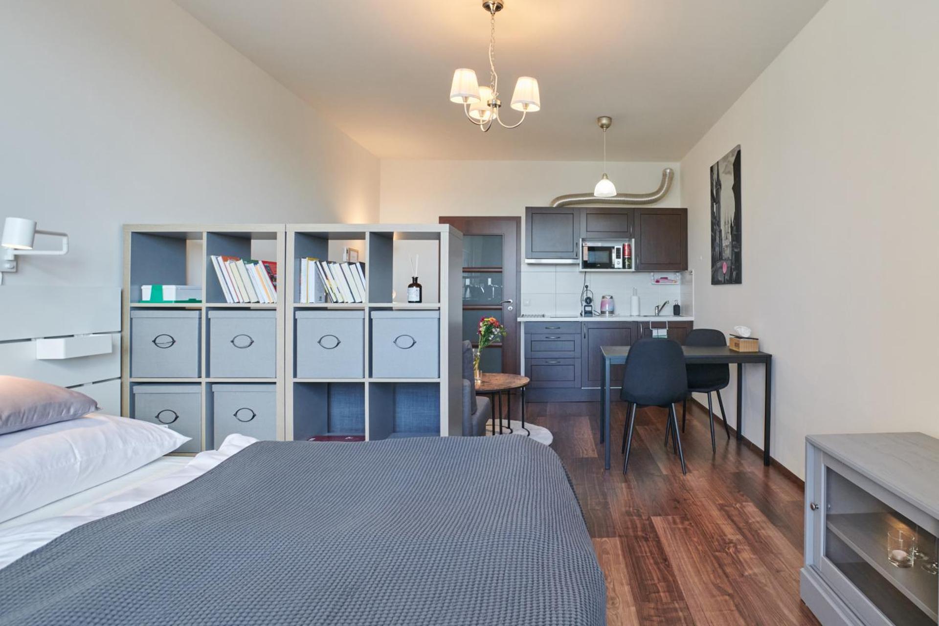 High-Sky O2 arena Apartment with garage parking and AC