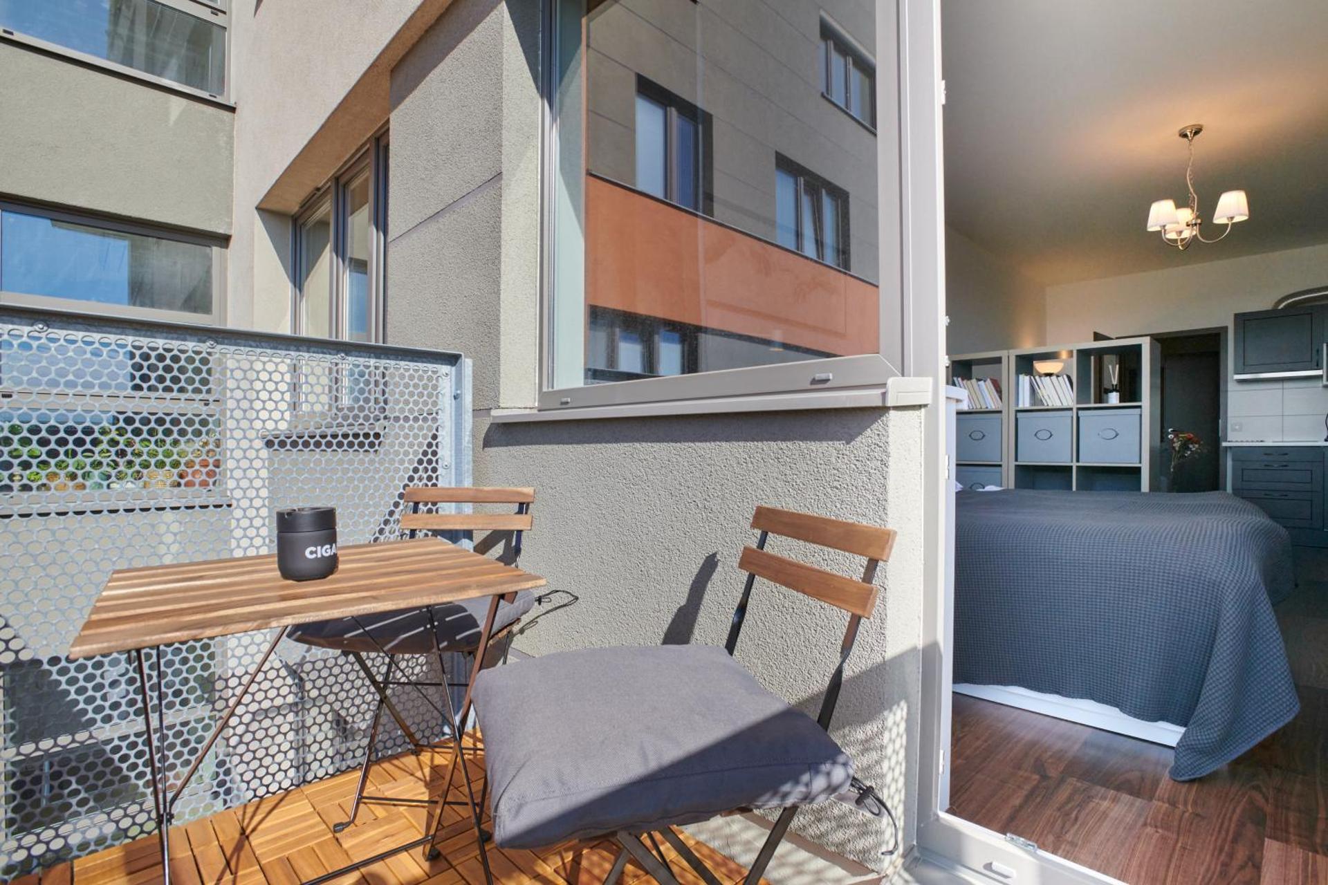 High-Sky O2 arena Apartment with garage parking and AC