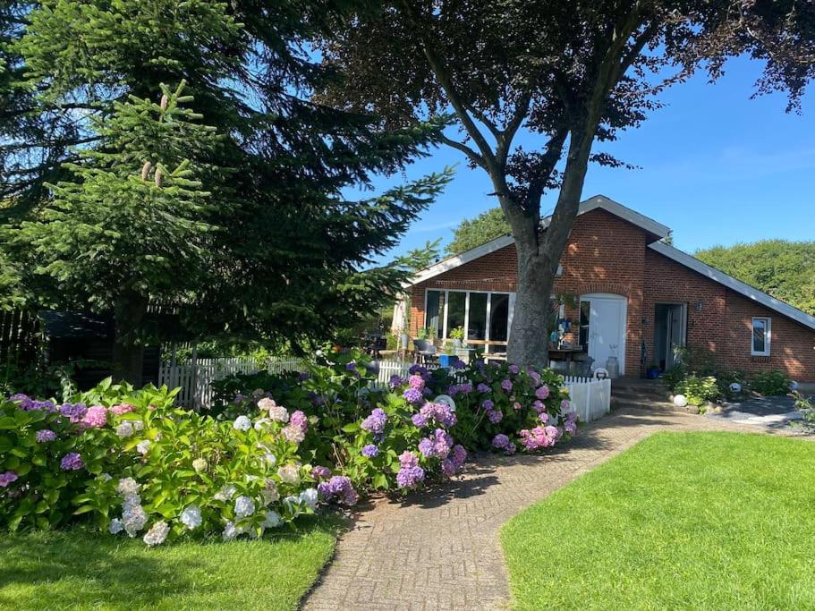 En SMUK og CHARMERENDE OASE meget tæt på centrum!