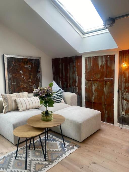 En SMUK og CHARMERENDE OASE meget tæt på centrum!