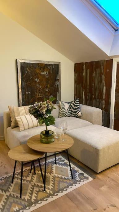 En SMUK og CHARMERENDE OASE meget tæt på centrum!