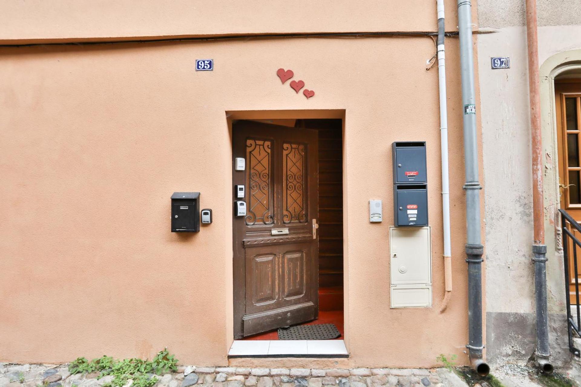 Au pied des remparts à Eguisheim