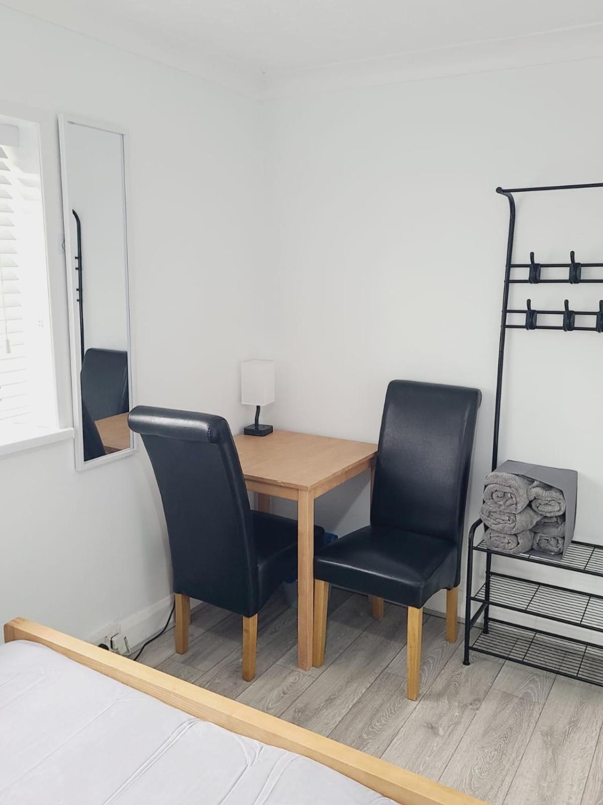 RoomZ-GATWICK-LONDON-Airport Parking-Travel Service