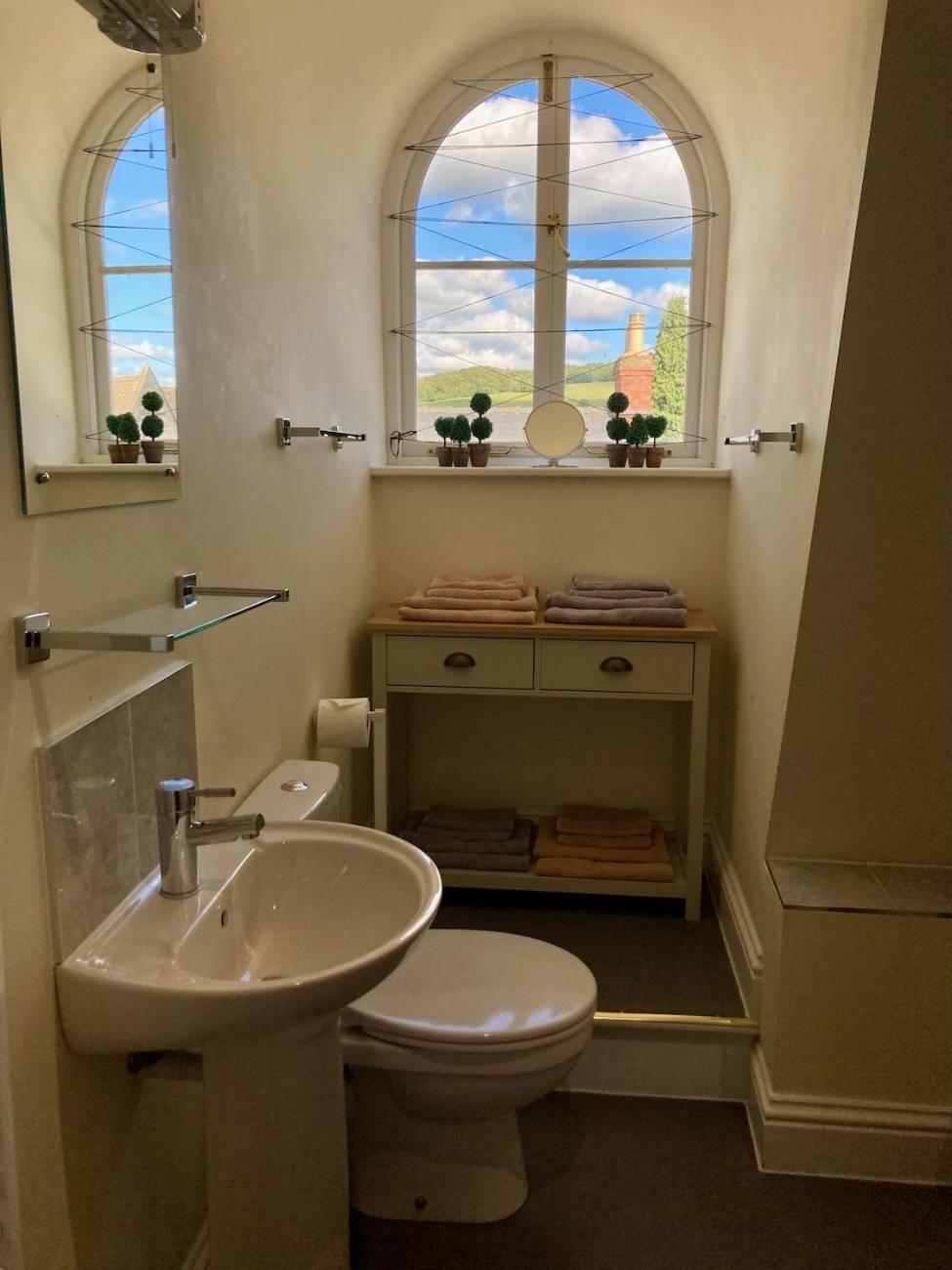 Windows over Stroud - 2BR Penthouse in Historic Building