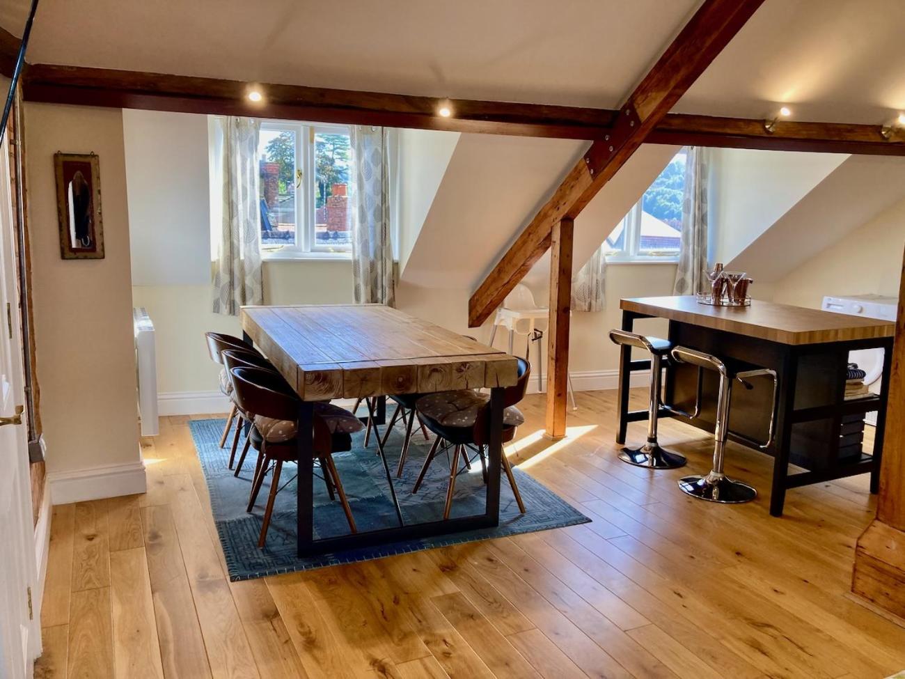 Windows over Stroud - 2BR Penthouse in Historic Building