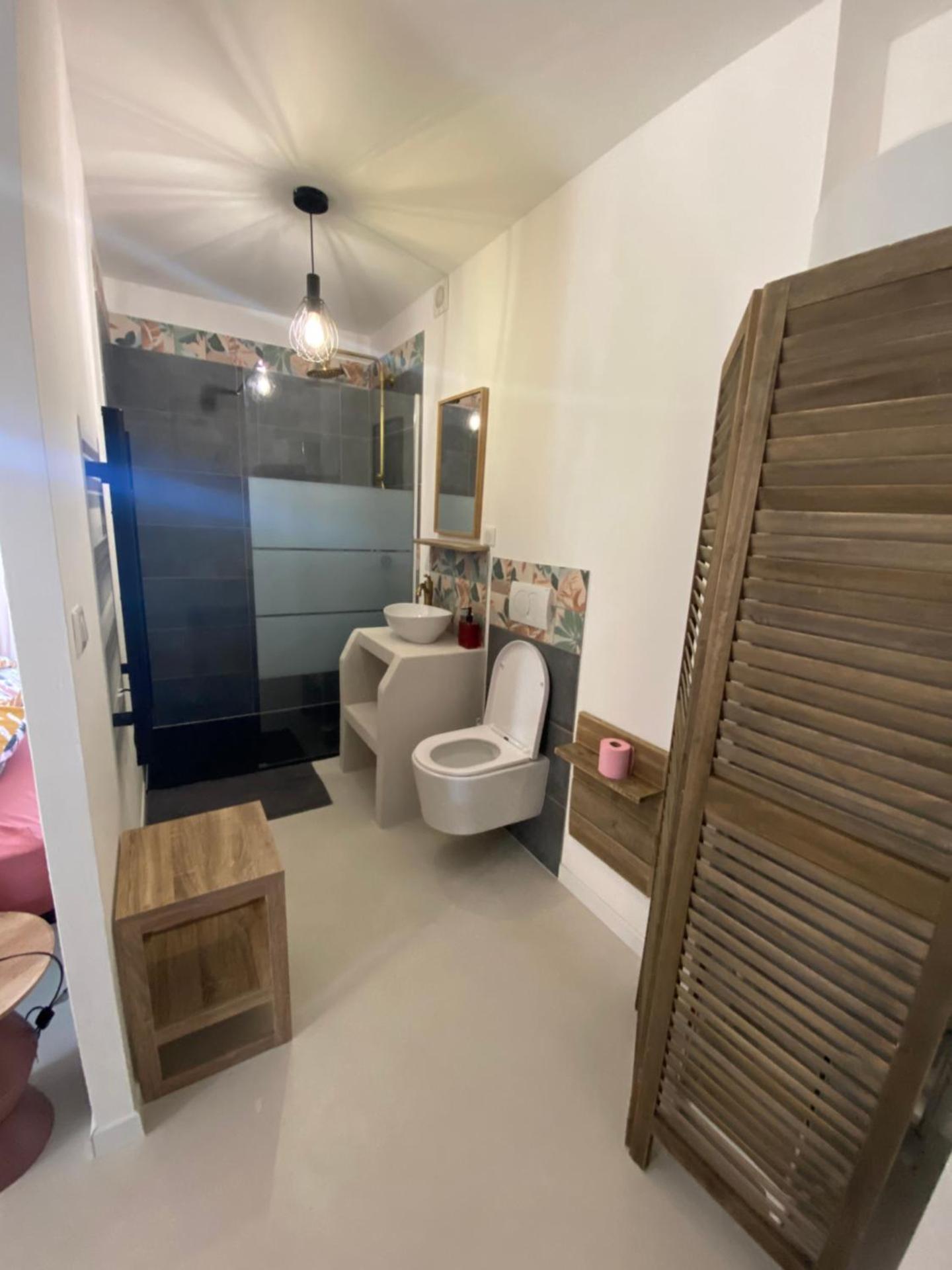 La Chambre A l Ombre du coteau