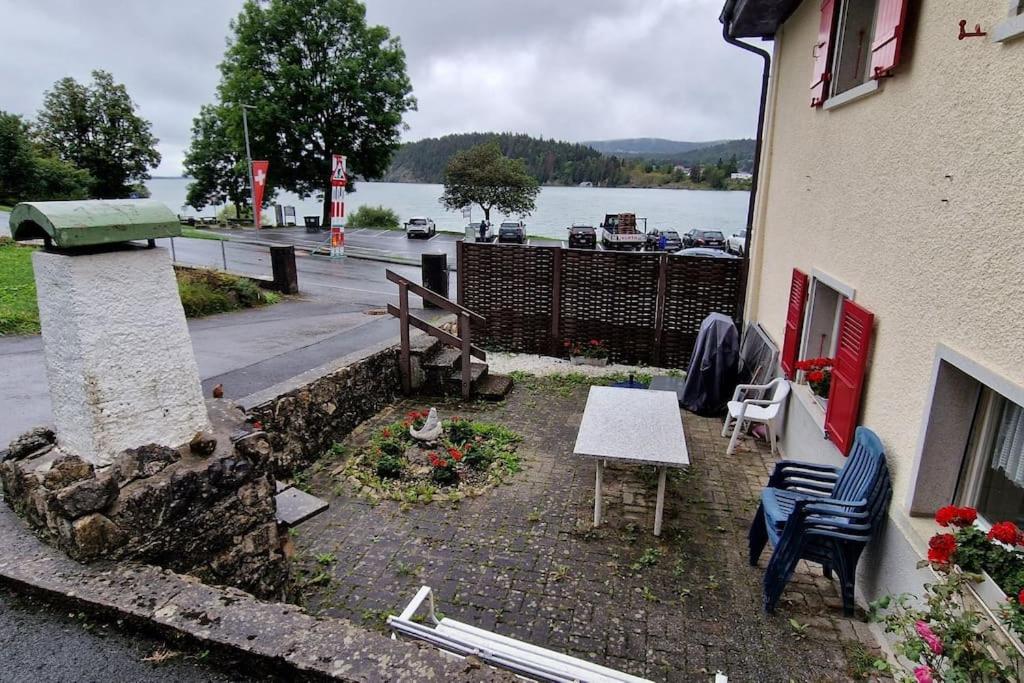 Maison vis-à-vis du lac