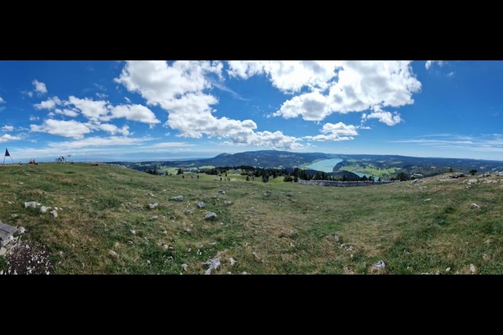 Maison vis-à-vis du lac