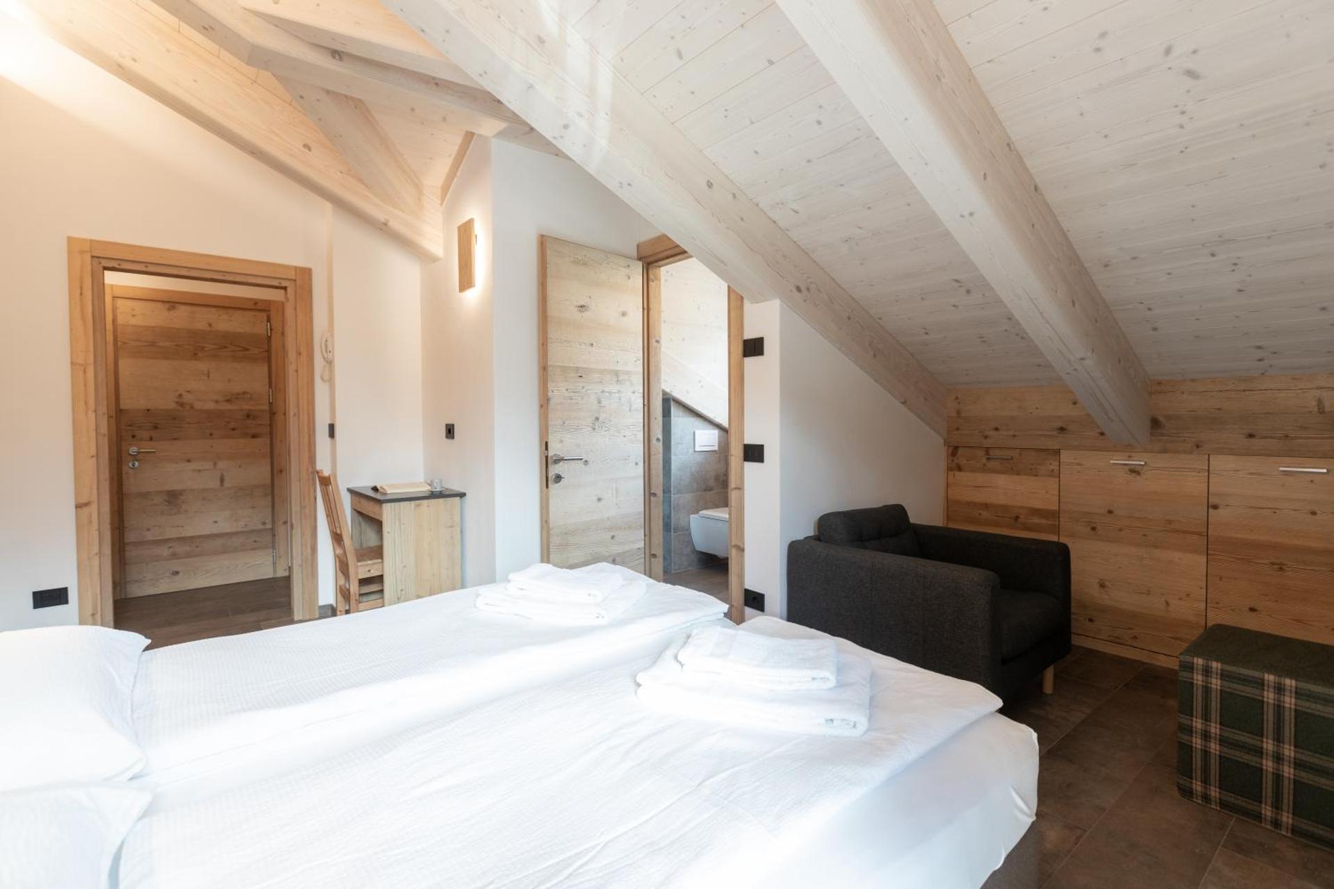 Double or Twin Room with Mountain View