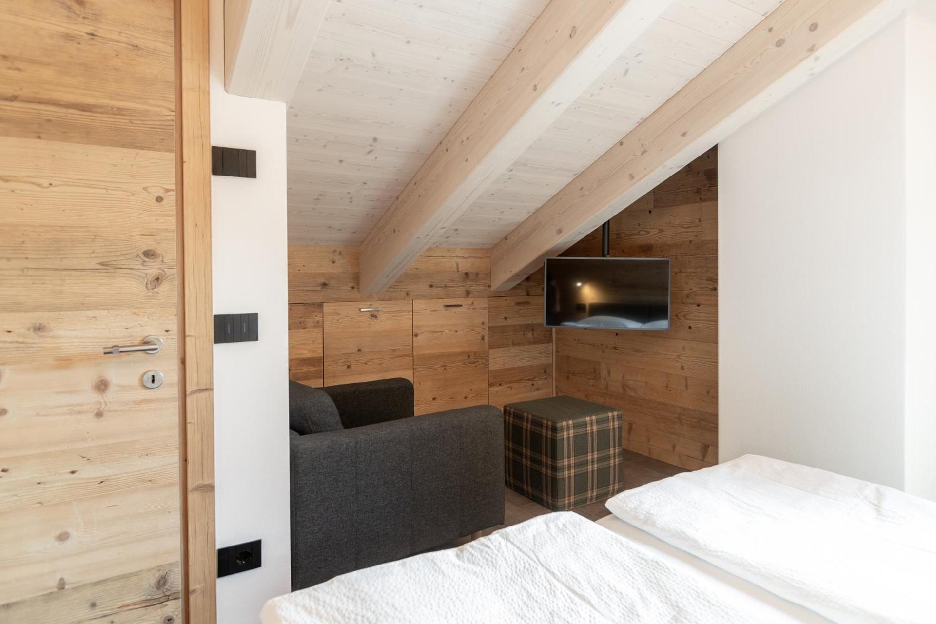 Double or Twin Room with Mountain View