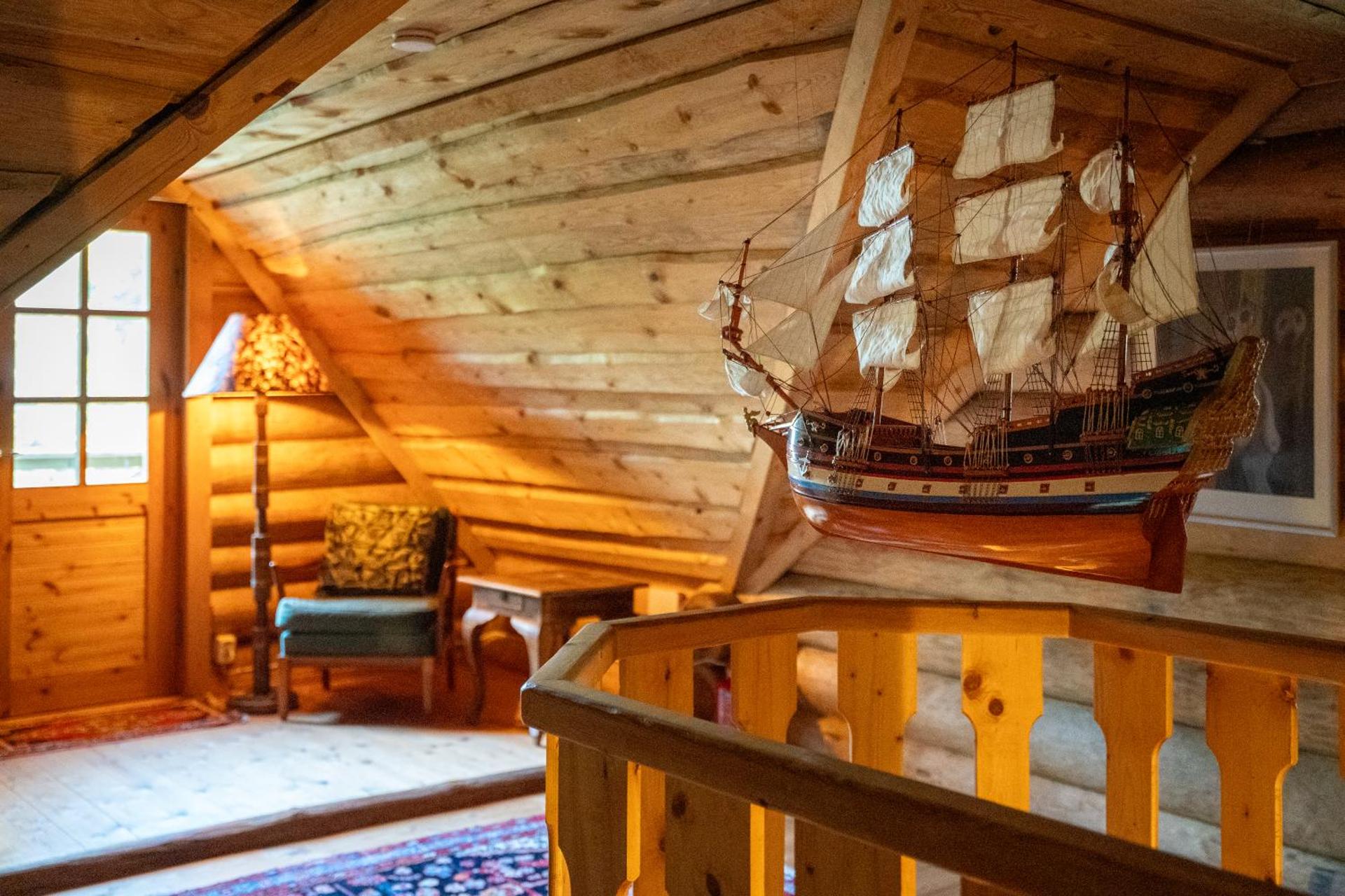 Mysig timmerhus i skogen med privat bastu nära sjön