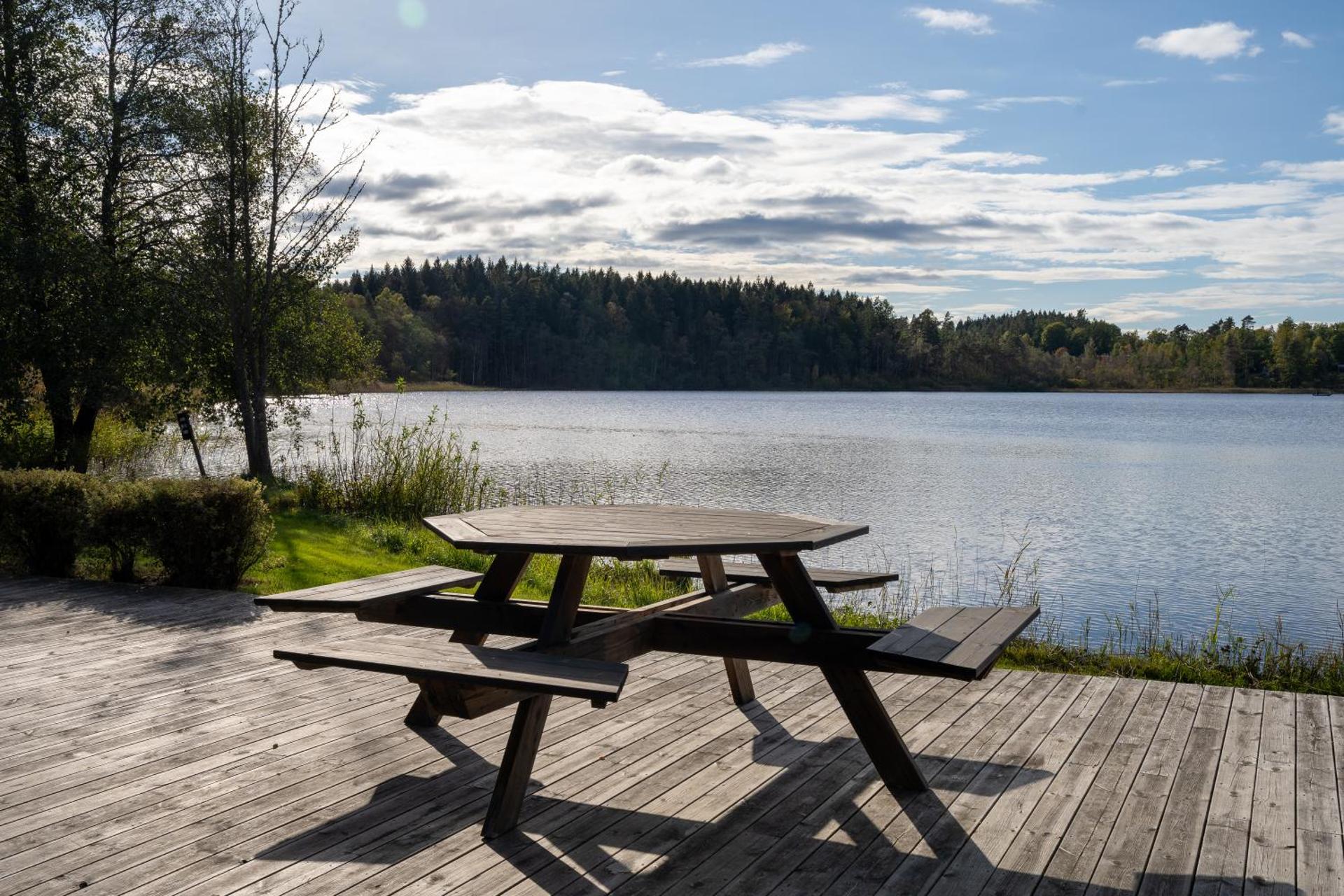 Mysig timmerhus i skogen med privat bastu nära sjön