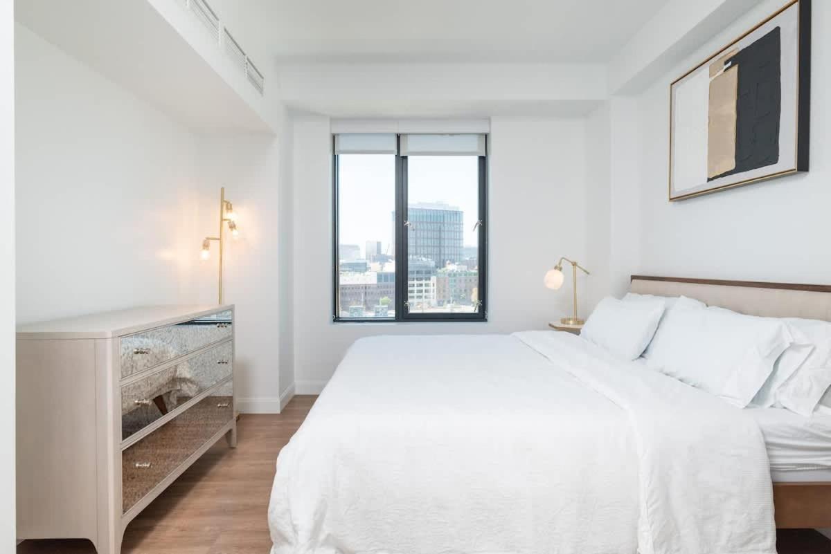 Luxury Apartment w King Bed Shared Pool & Rooftop