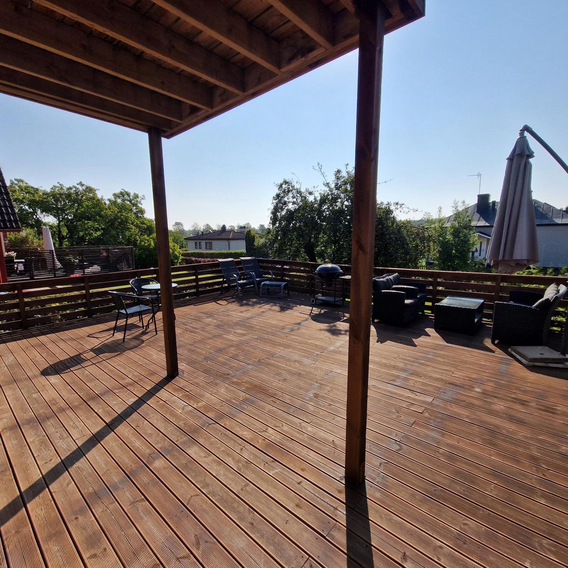 Stilren svit lägenhet med trädäck och laddstation