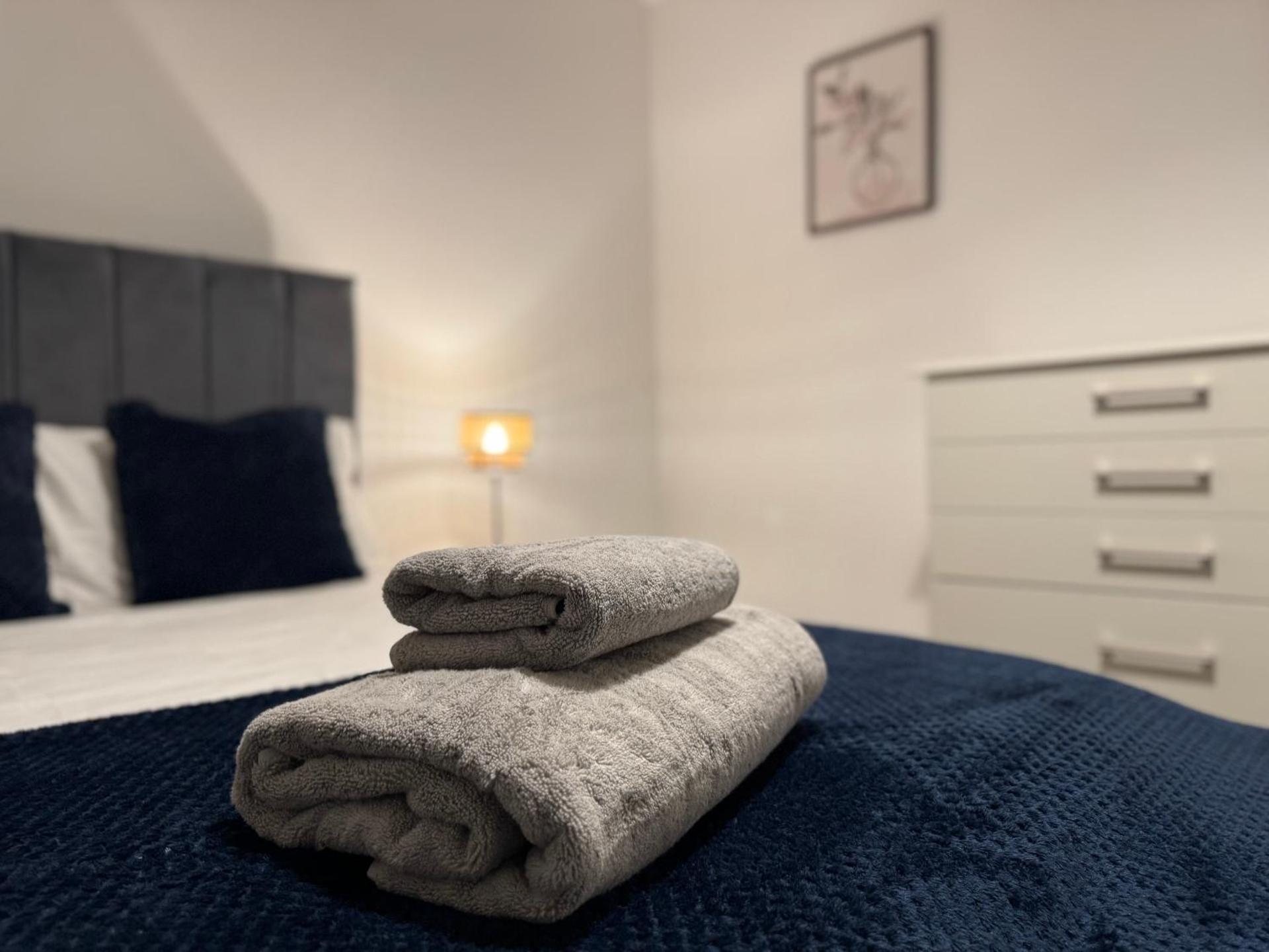 Modern 2 Bedroom Home In Central Location with 3 Beds and Free Driveway Parking