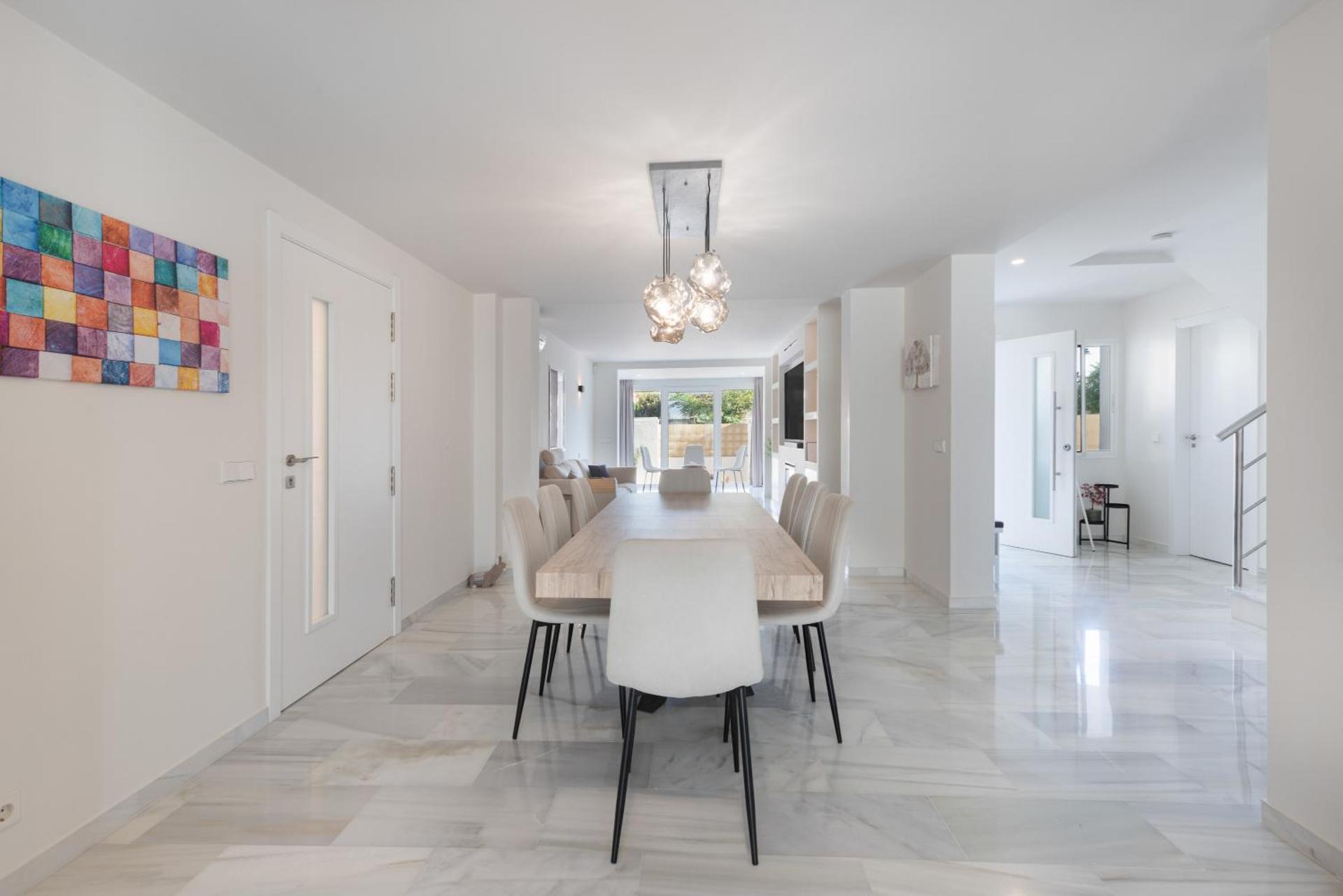 Luxurious And Modern Family Home