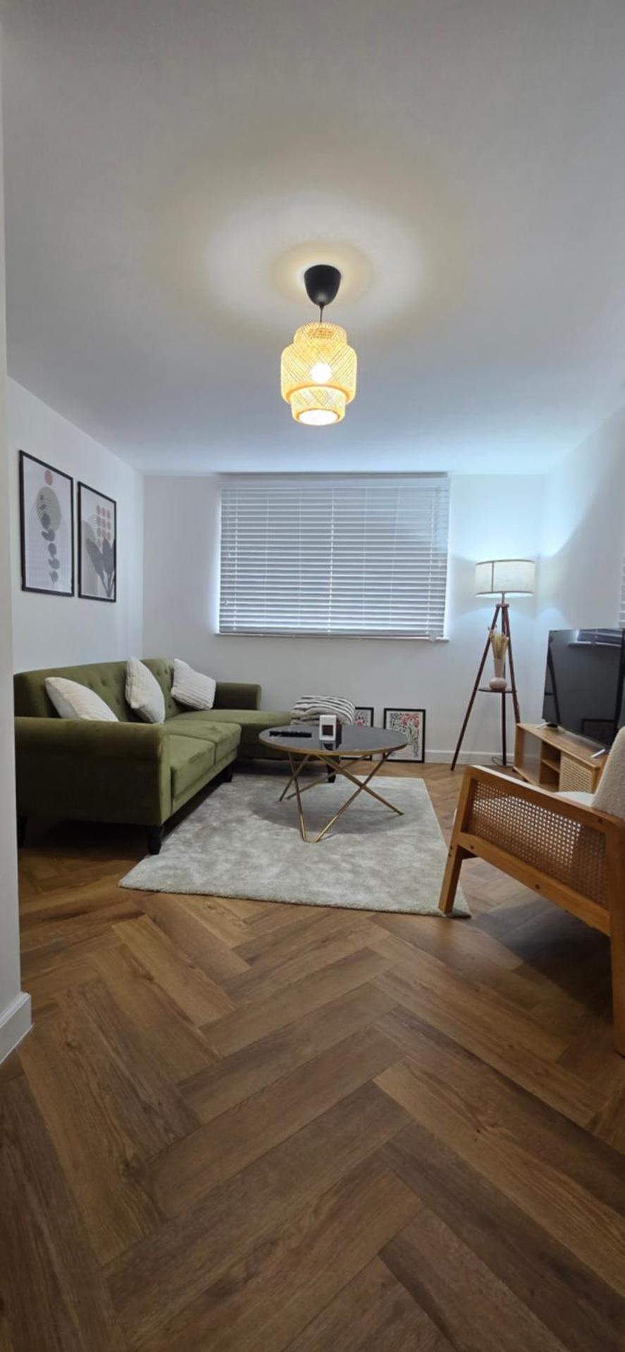 Salisbury City Centre 2-Bedroom Serviced Accommodation-Apartment - PennyVille
