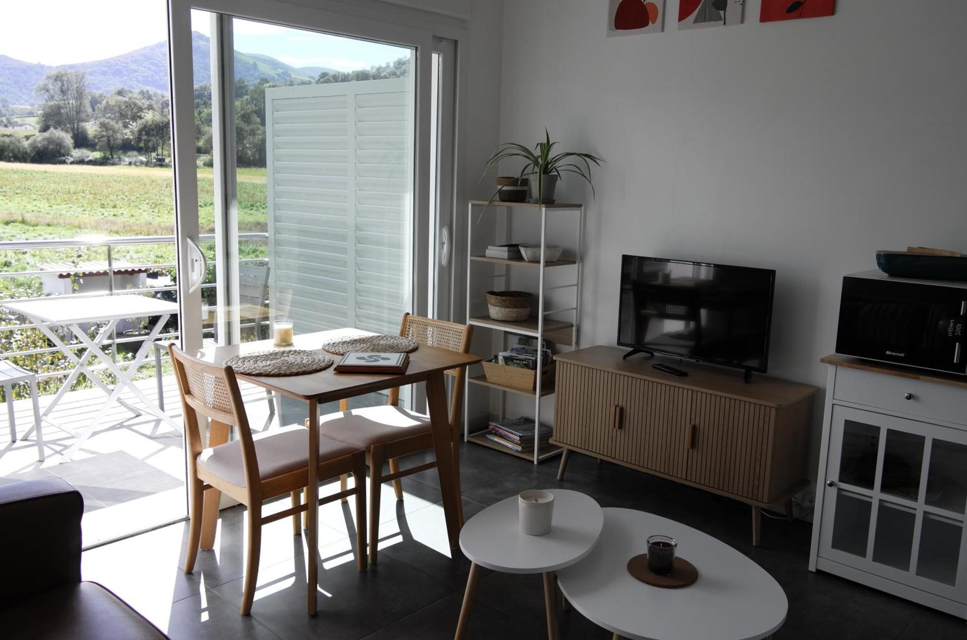 Gîtes Jara et Mendia, Maison Eguzki-Lore, Saint-Jean-Pied-de-Port, Pays Basque