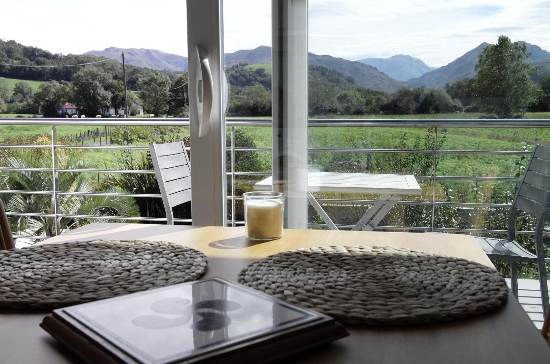 Gîtes Jara et Mendia, Maison Eguzki-Lore, Saint-Jean-Pied-de-Port, Pays Basque