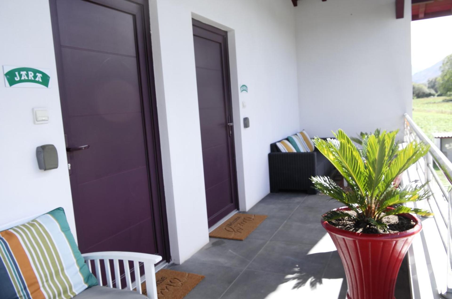 Gîtes Jara et Mendia, Maison Eguzki-Lore, Saint-Jean-Pied-de-Port, Pays Basque