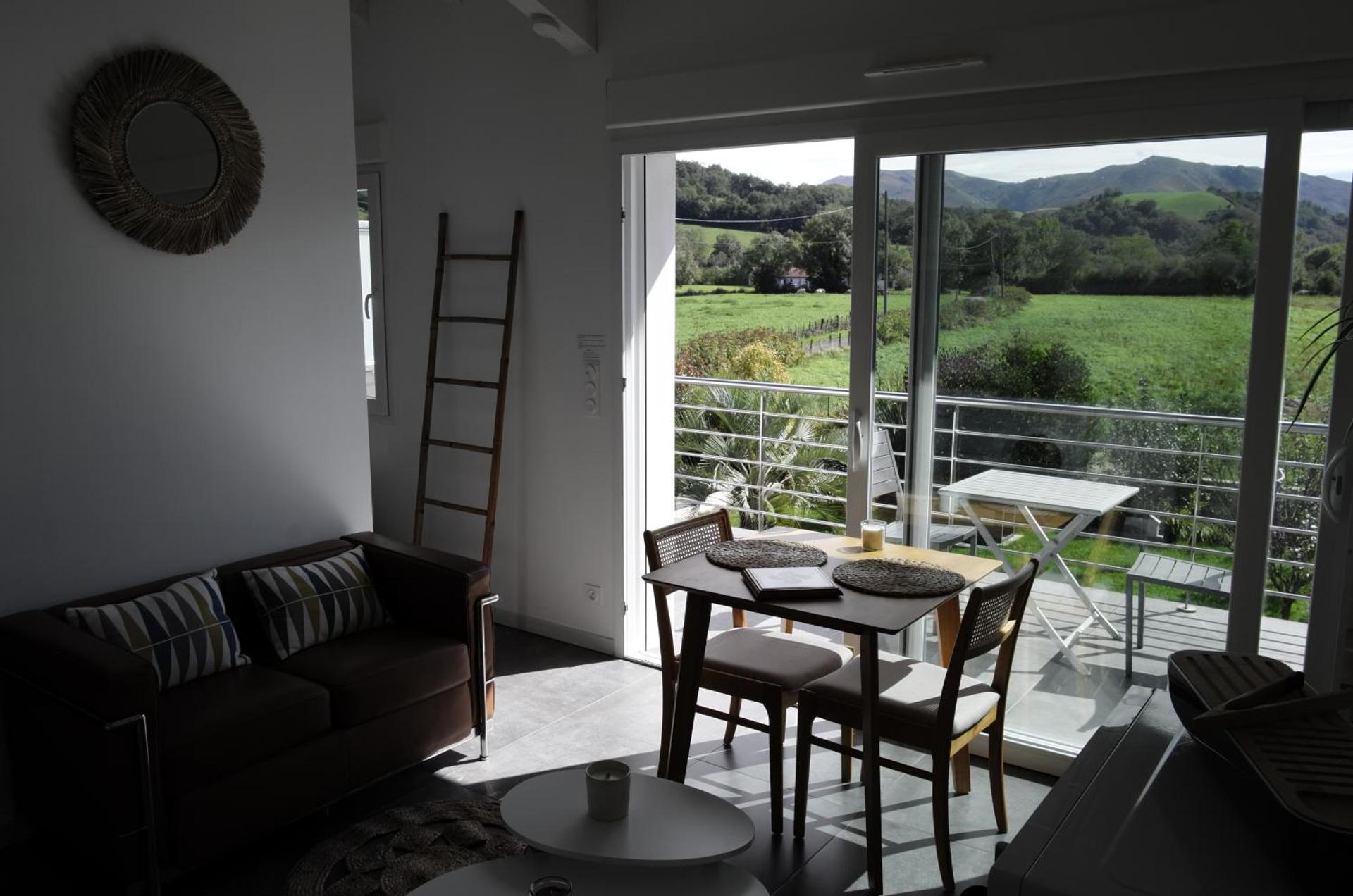 Gîtes Jara et Mendia, Maison Eguzki-Lore, Saint-Jean-Pied-de-Port, Pays Basque