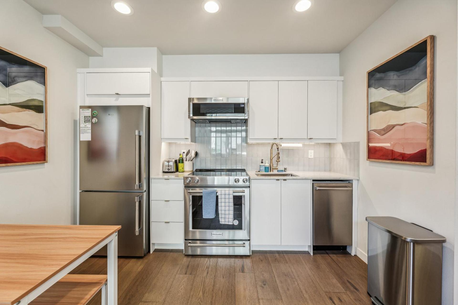 Travelers Dream, Walk to Space Needle, Firepit, cornhole