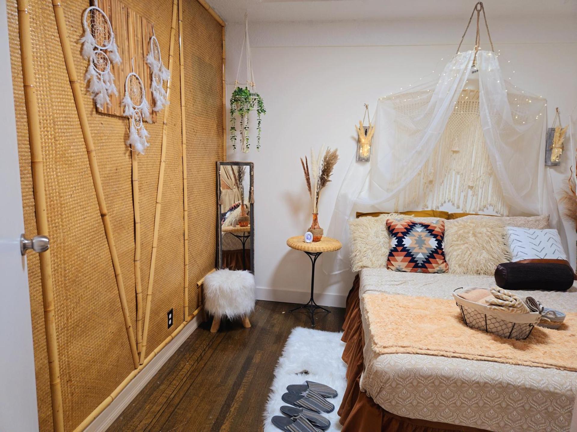 Cozy Boho Room at the Heart of Vancouver! Private Parking, Self Check-in & just 4 mins to Metrotown!