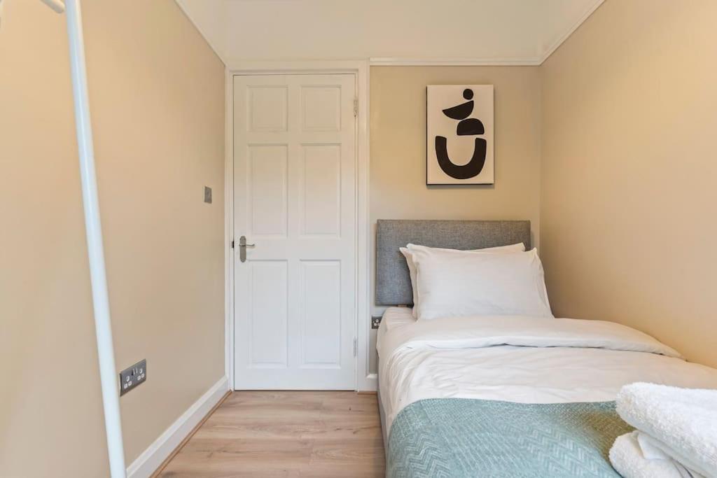 Modern 4 Bed house Ideal for Groups, Contractors near City Airport & O2 Arena, free parking & Wifi included