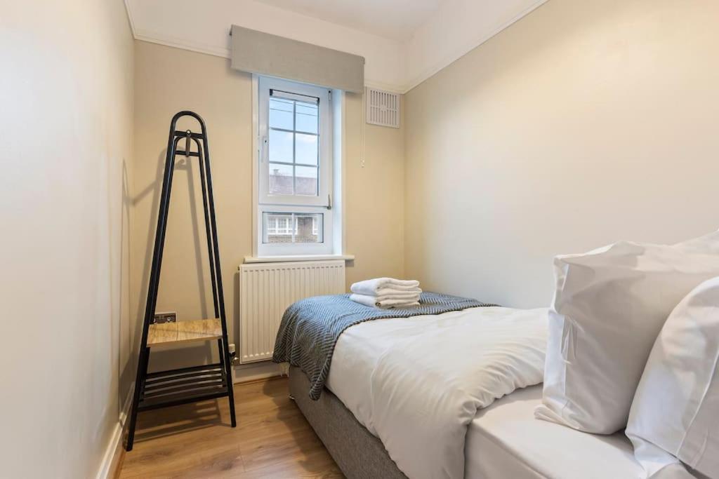 Modern 4 Bed house Ideal for Groups, Contractors near City Airport & O2 Arena, free parking & Wifi included