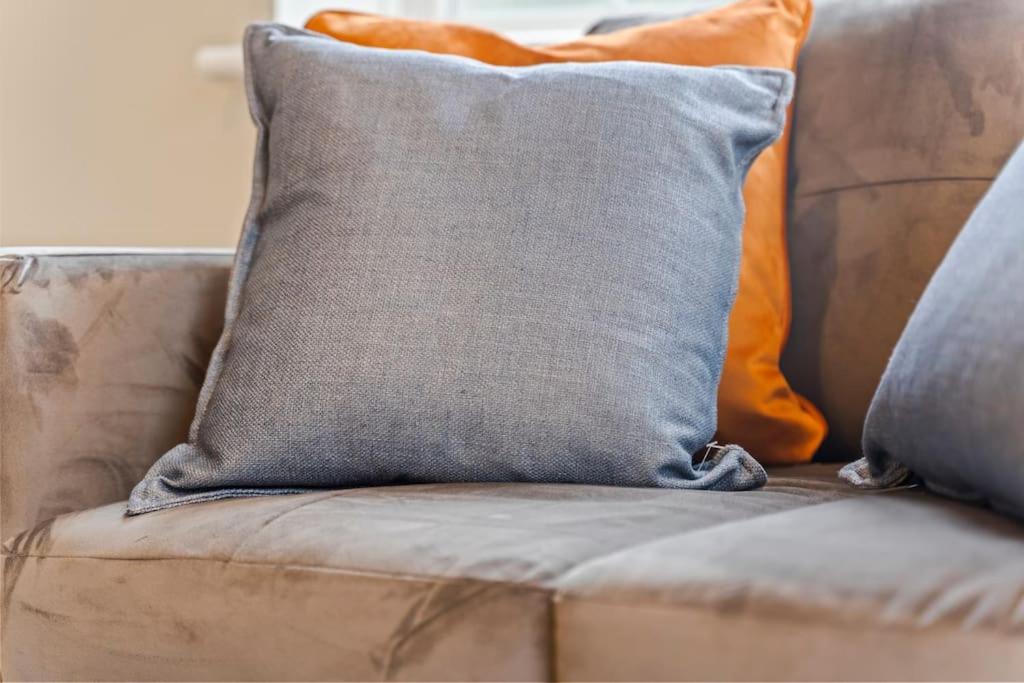 Modern 4 Bed house Ideal for Groups, Contractors near City Airport & O2 Arena, free parking & Wifi included