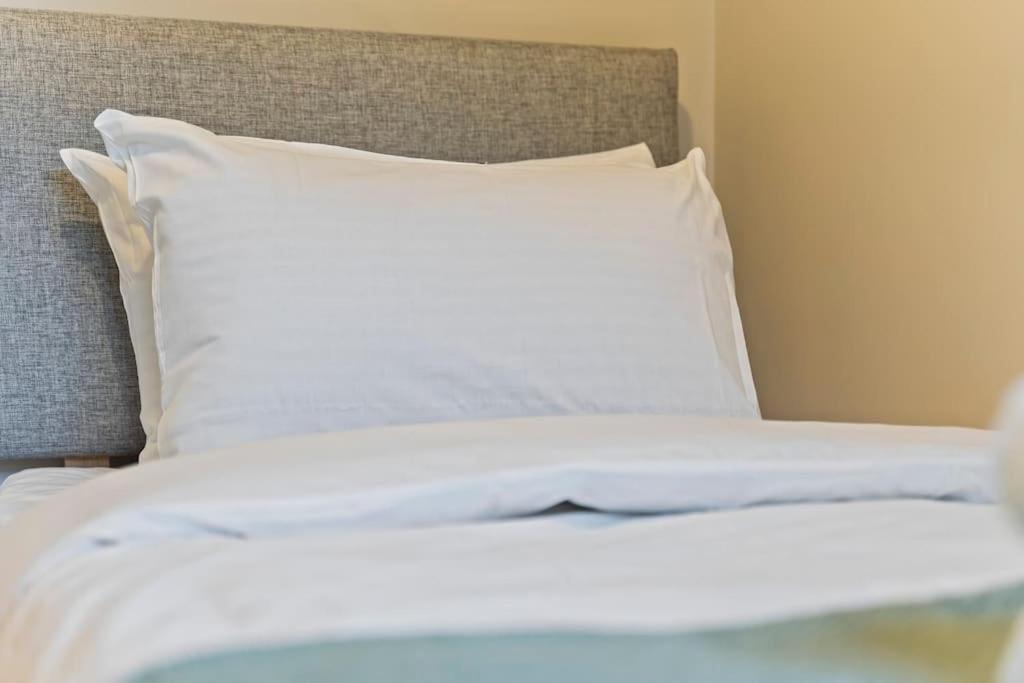 Modern 4 Bed house Ideal for Groups, Contractors near City Airport & O2 Arena, free parking & Wifi included