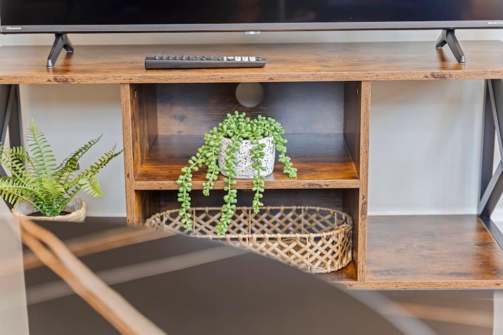 Modern 4 Bed house Ideal for Groups, Contractors near City Airport & O2 Arena, free parking & Wifi included