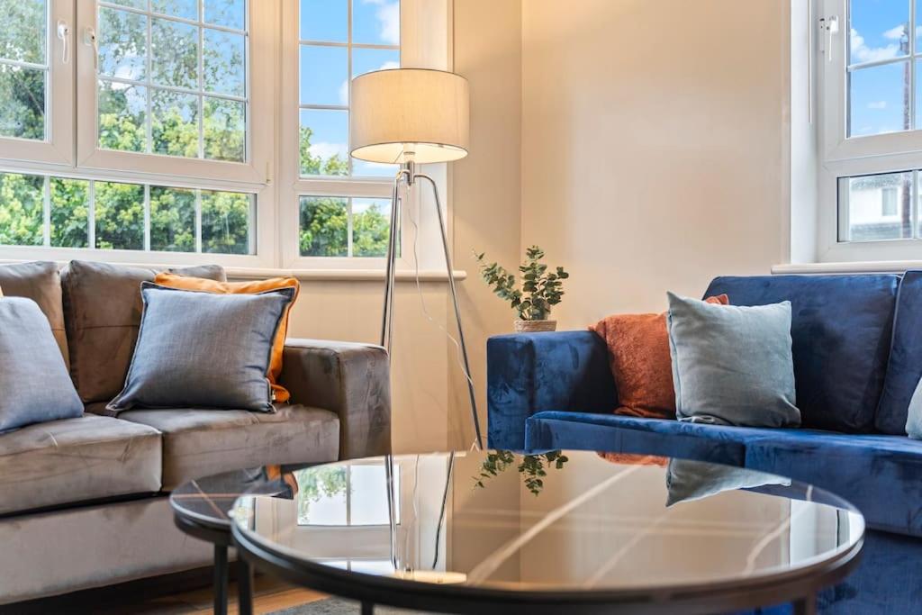 Modern 4 Bed house Ideal for Groups, Contractors near City Airport & O2 Arena, free parking & Wifi included